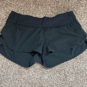 Lululemon Size 6 2.5” Low Rise Speed Up Short